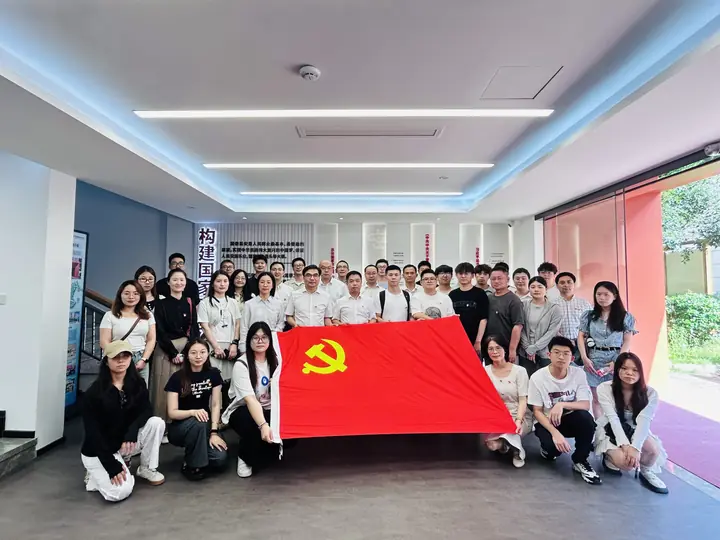党团研学合影
